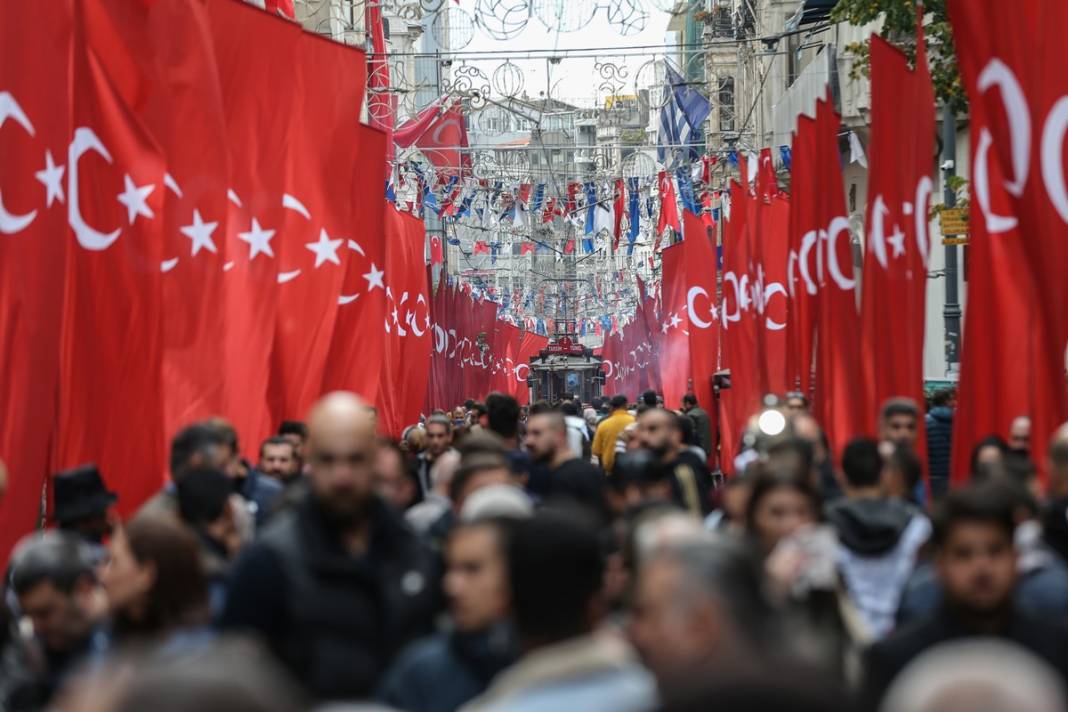 İstiklal Caddesi, Türk bayraklarıyla donatıldı 14